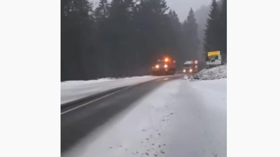 A început să ningă în centrul țării. Drumarii vă recomandă să circulați cu prudență