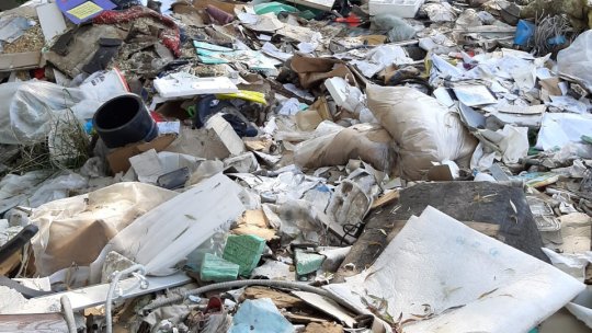 Groapă de deșeuri ilegală, la marginea cartierului Stupini