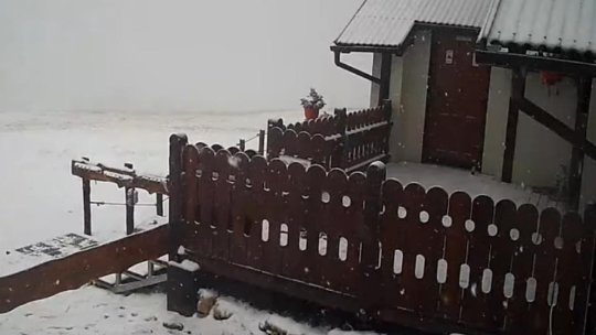 Prima ninsoare din acest sezon, pe Piatra Mare. Și în Poiană s-a așternut deja un strat subțire de zăpadă