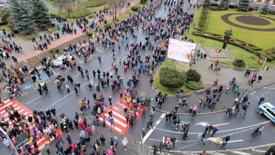 Tinerii braşoveni speră să îşi construiască un viitor în ţara lor. Sute de brașoveni au fost prezenți la parada militară din centrul orașului