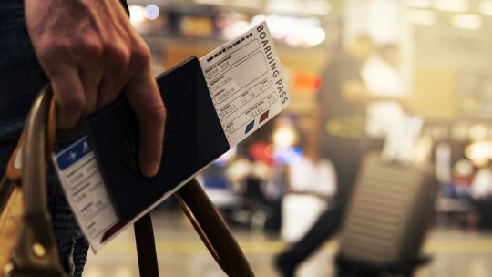 Cum se completează formularul digital de localizare a pasagerilor. Documentul devine obligatoriu la intrarea în țară, de luni (VIDEO)