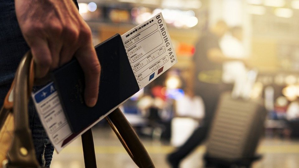 Cum se completează formularul digital de localizare a pasagerilor. Documentul devine obligatoriu la intrarea în țară, de luni (VIDEO)