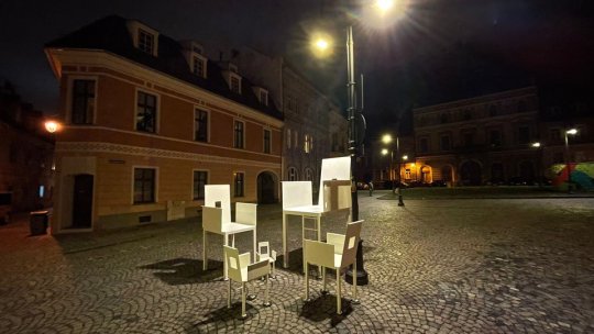 VIDEO. De ce scaune de dimensiuni diferite pe o pietonală din Brașov?