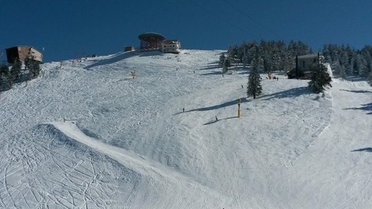 Strat de zăpadă consistent pe pârtiile din Postăvaru