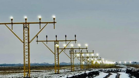 Luminile de balizaj de pe pista Aeroportului Brașov, testate astăzi