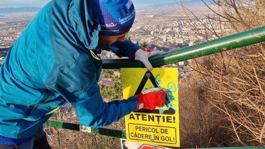 Acțiune de curățare a panourilor informative de pe Tâmpa