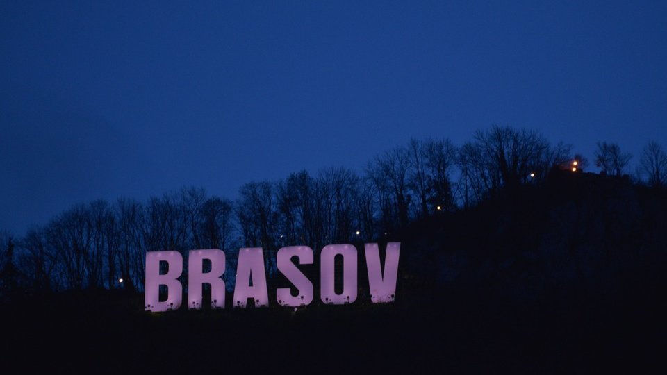 Literele "BRAȘOV" și clădirea primăriei, iluminate în culoarea mov, de Ziua Internațională a Persoanelor cu Dizabilități