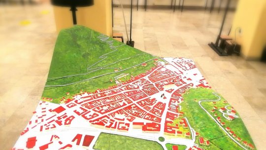 Premieră națională: Brașovul are prima hartă tactilă a centrului istoric, pentru persoane nevăzătoare sau slab-văzătoare