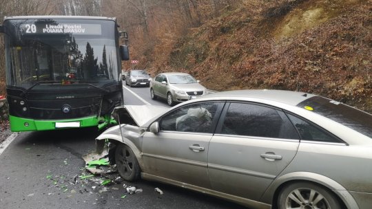 Accident pe drumul Poienii între un autobuz și un autoturism. 6 persoane rănite