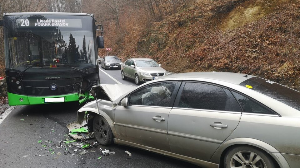 Accident pe drumul Poienii între un autobuz și un autoturism. 6 persoane rănite