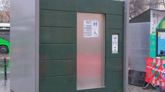 Toaletă automată, cu autocurățare și facilități pentru persoanele cu dizabilități, lângă PETrică