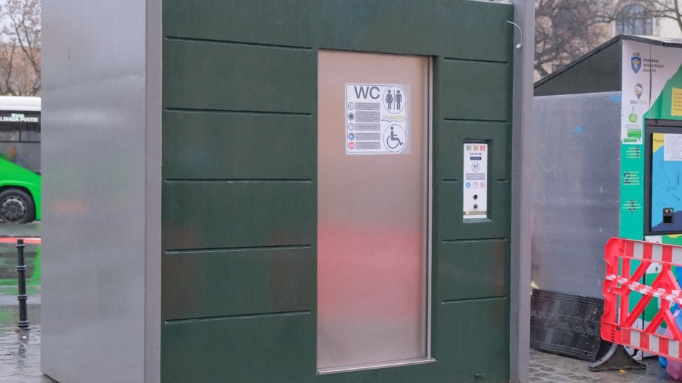 Toaletă automată, cu autocurățare și facilități pentru persoanele cu dizabilități, lângă PETrică