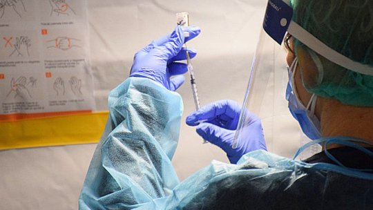 A început vaccinarea cu serul AstraZenaca. Eficacitatea lui ar putea ajunge chiar la 82.4% după rapel, potrivit studiilor recente