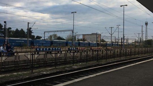 Angajați ai CFR protestează, miercuri, în fața Prefecturii