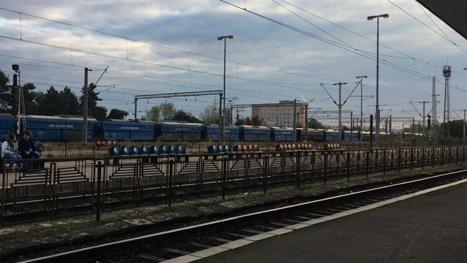 Angajați ai CFR protestează, miercuri, în fața Prefecturii