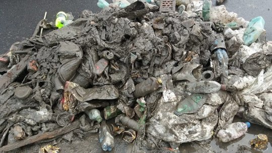 Sute de tone de deșeuri, într-un an, pe țeava stației de epurare de la Stupini. Șervețelele umede și bețigașele de urechi, cele mai aruncate de brașoveni la toaletă