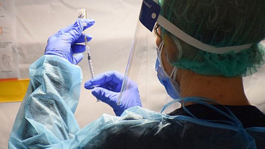 A început vaccinarea personalului din învățământul preuniversitar