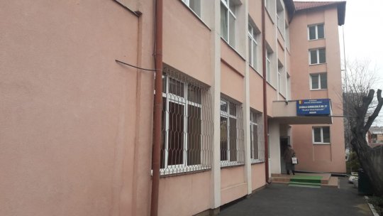 Trasee prestabilite în şcoli, mască obligatorie şi accesul interzis părinţilor