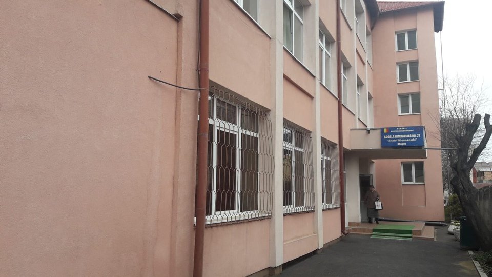 Trasee prestabilite în şcoli, mască obligatorie şi accesul interzis părinţilor