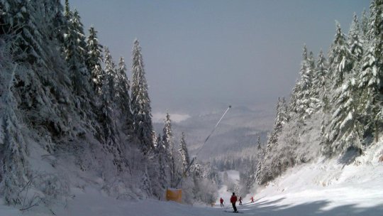 Pe pârtiile din Poiana Braşov se schiază în condiţii excelente
