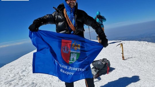 Călător pe unde și oriunde - Ediția 64. Drapelul CJ Brașov, la 4.810 m altitudine, pe Mont Blanc