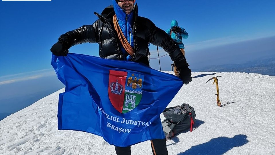 Călător pe unde și oriunde - Ediția 64. Drapelul CJ Brașov, la 4.810 m altitudine, pe Mont Blanc