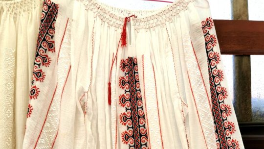 Cum recunoaștem o ie autentică, realizată manual, de una cusută la mașină?!