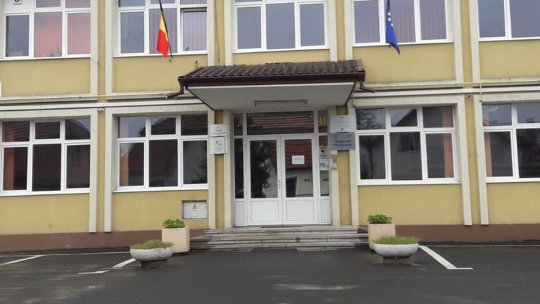 Semestrul al doilea se încheie în 25 iunie, examenele naționale vor avea loc în calendarul stabilit. Elevii claselor terminale fac școală online în perioada 12-29 aprilie