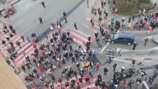 Sute de oameni protestează în municipiu, față de restricțiile impuse de autorități (VIDEO)