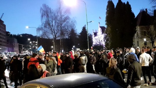 Din sutele de persoane participante la protestele de ieri seară, jandarmii au amendat 60