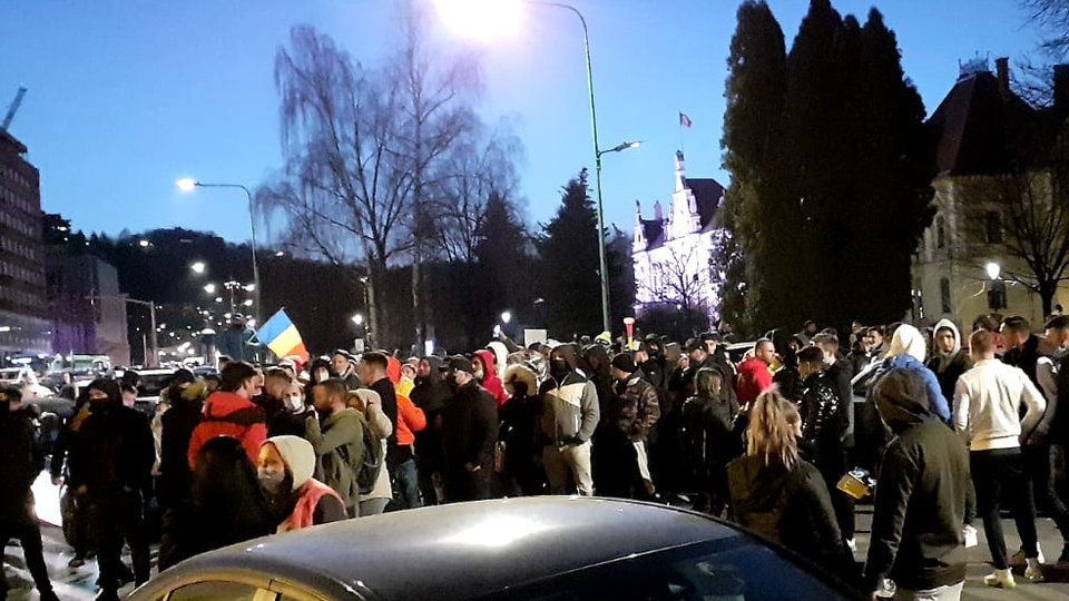 Din sutele de persoane participante la protestele de ieri seară, jandarmii au amendat 60