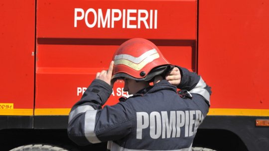 O dubă a luat foc pe DN1, în apropiere de Perșani