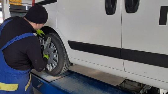 Semn de vreme bună - șoferii își schimbă anvelopele. De ce este recomandat să le schimbăm