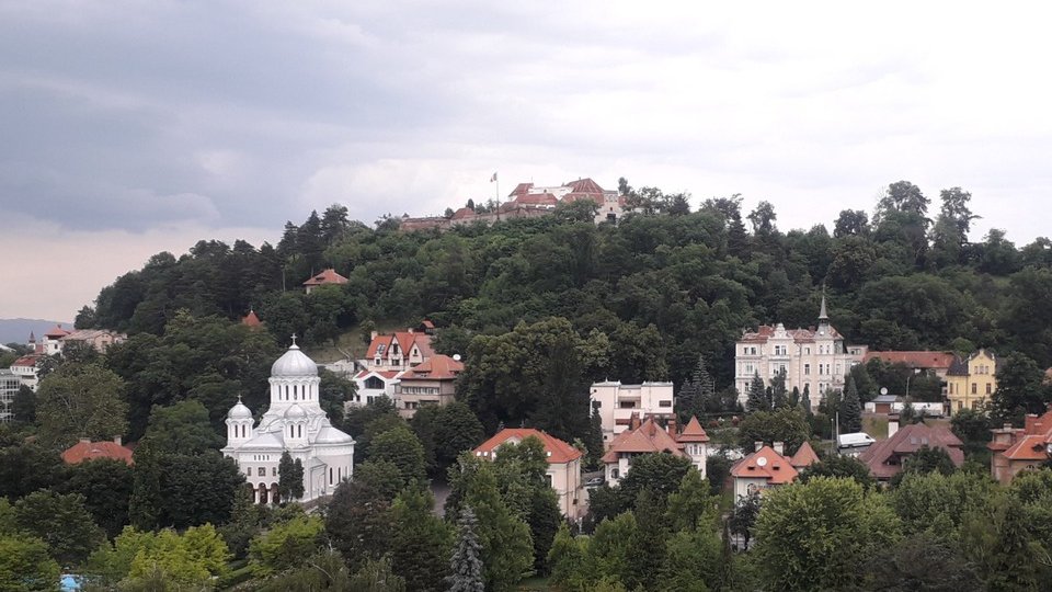 Promenadă cu iluminat nocturn, în zona Cetății Brașovului. Administrația locală vrea ca Brașovul să devină "capitala verde a României"
