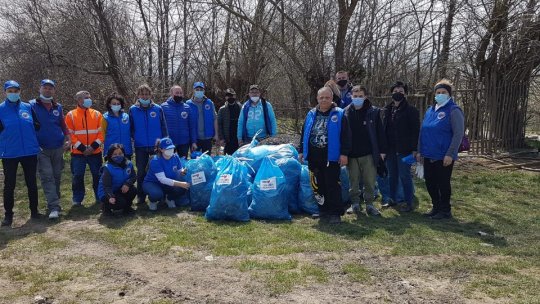 Peste 400 de persoane au adunat circa 40 de metri cubi de gunoaie, la Făgăraș