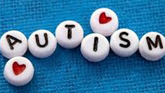 Literele de pe Tâmpa, iluminate în albastru