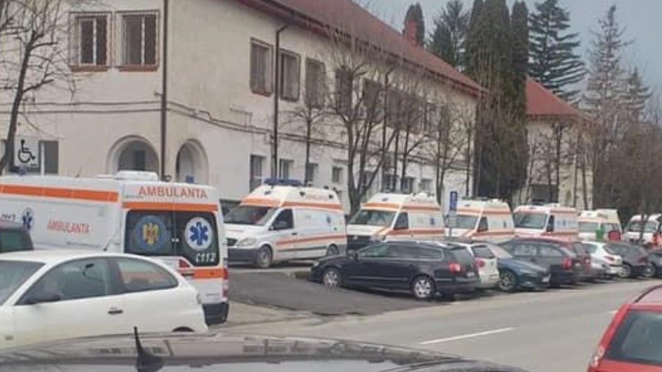 Coadă de ambulanțe, în fața Spitalului de Boli Infecțioase. Toate cele peste 70 de paturi ale spitalului sunt ocupate