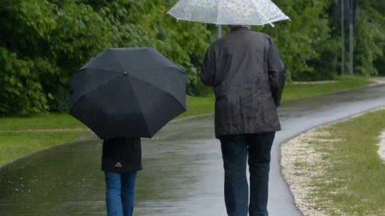 Averse de ploaie cu caracter torențial și descărcări electrice, până vineri