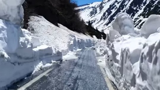 Drumarii au început deszăpezirea pe Transfăgărășan. Stratul de zăpadă aici depășește, în unele zone, chiar şi 6 metri înălțime
