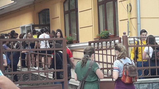 O zi normală de școală - prima după mult timp. Copii, bucuroși de revedere, aglomerație în trafic (AUDIO)