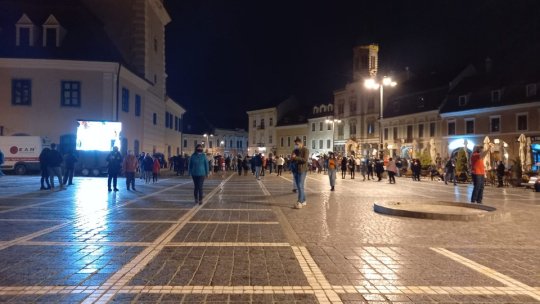 Sute de credincioși au luat Lumină în Noaptea Învierii, de la Catedrala Ortodoxă