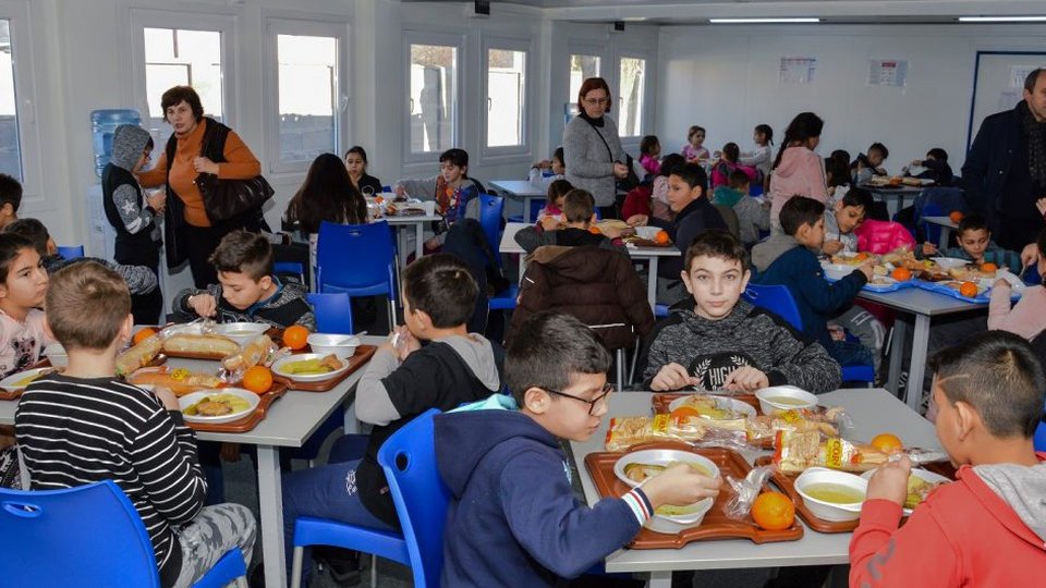 Programul "Masa caldă în școli", promovat și la Brașov de președintele Senatului Anca Dragu