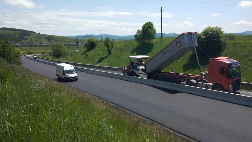 Asfaltări pe DN13, în zona Rupea