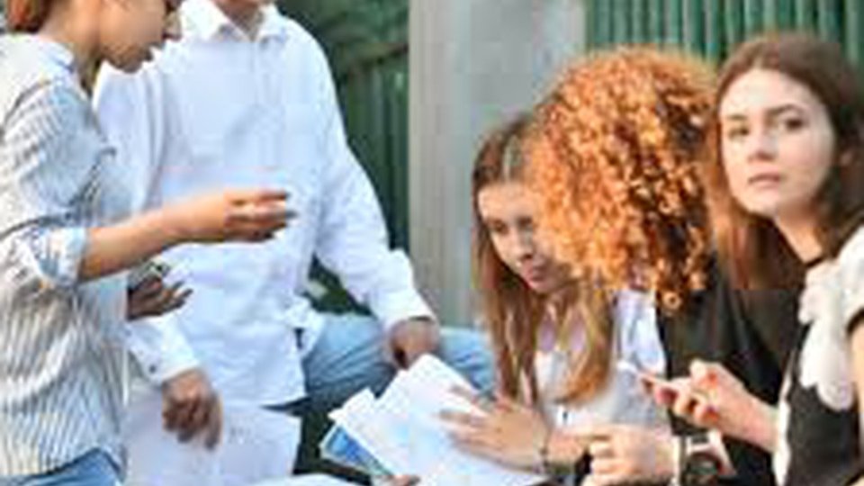 Doar două tremi dintre elevii care au terminat liceul, înscriși la Bacalaureat