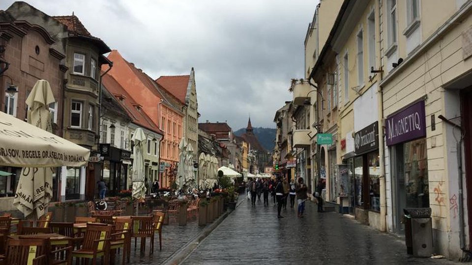 Cod galben la Brașov, până miercuri seara. Averse însoțite de descărcări electrice