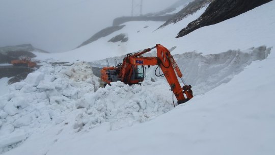 Transfăgărășanul, greu de deszăpezit (VIDEO)