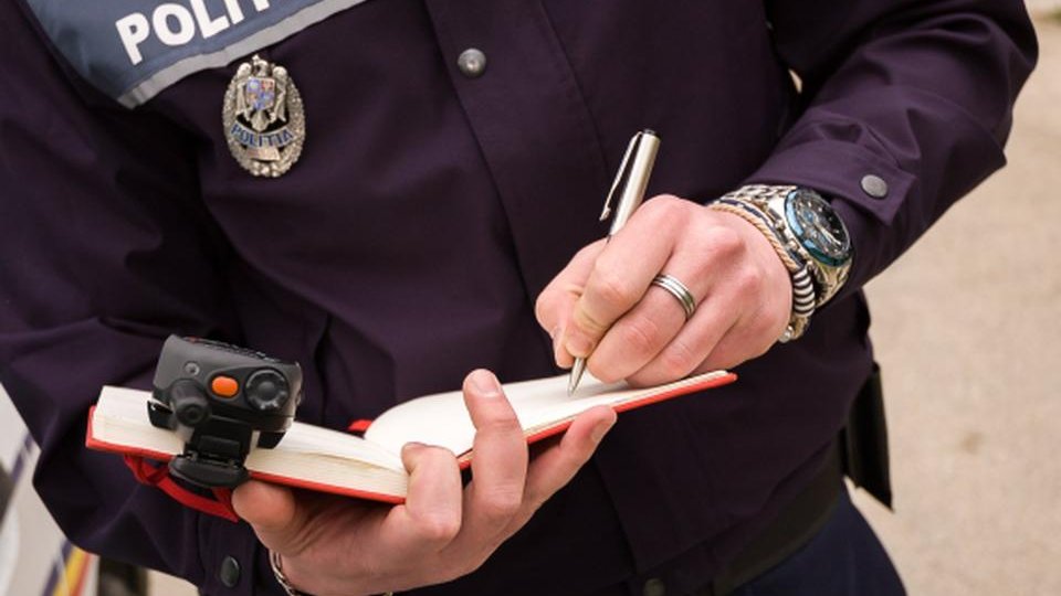 Agent de poliție, trimis în judecată pentru luare de mită