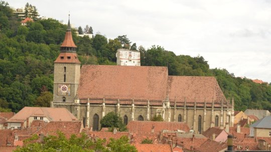 Viața cotidiană a sașilor transilvăneni, în secolul trecut, în fotografii de familie, duminică, în curtea Bisericii Negre