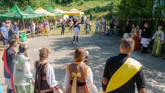 Invitație la Jocul Strămoșesc al junilor din Șcheii Brașovului, de Rusalii