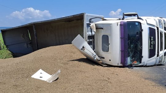 Trafic blocat pe DN 11, la Ozun. Un camion s-a răsturnat pe carosabil